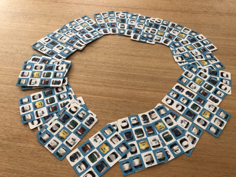 カードを裏返して円形に並べたところ。