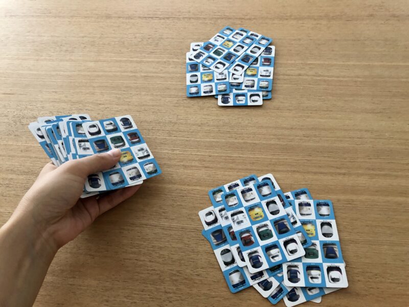 カードを配っているところ。