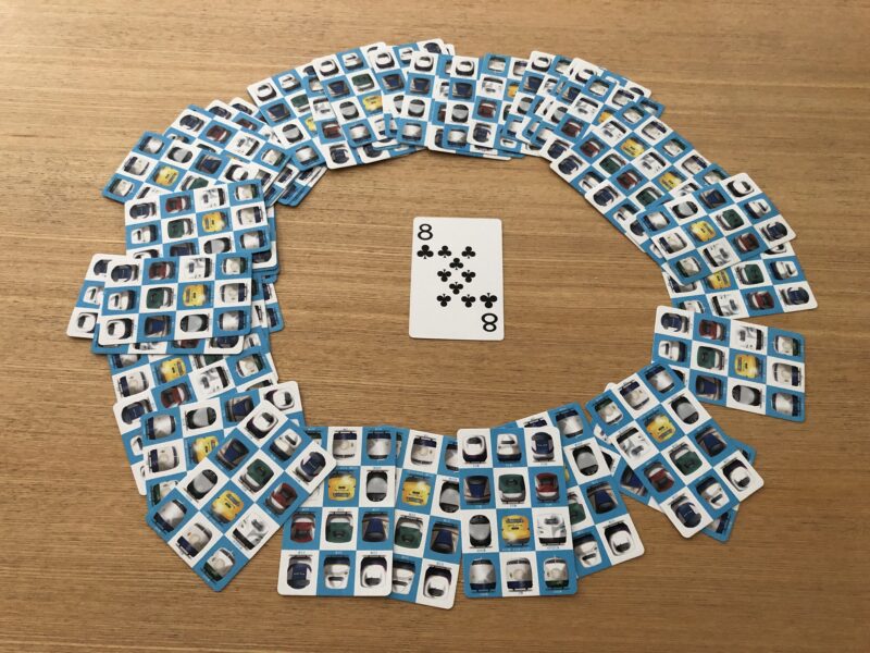 円の中央に、カードを１枚表向きにして置く。