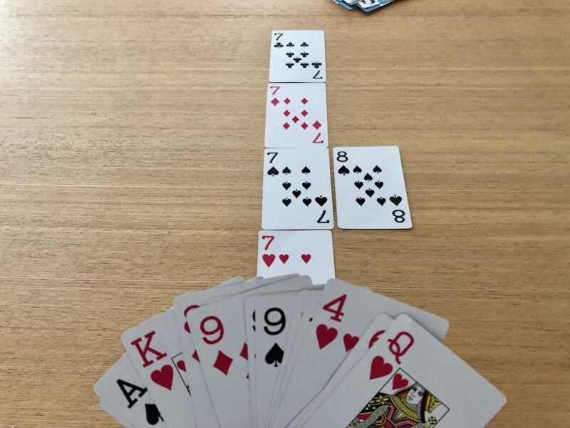 スペードの８を置いた。