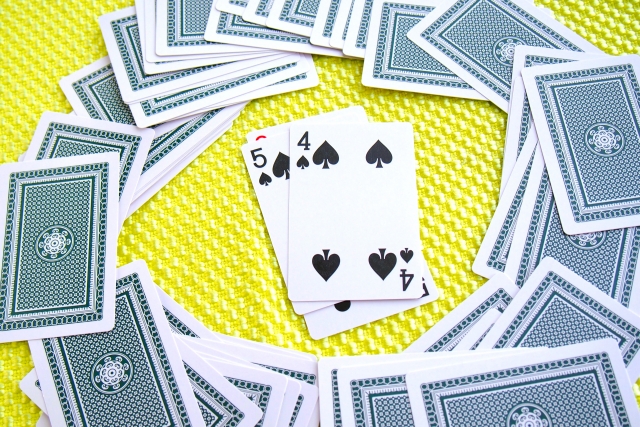 トランプカードゲーム。ぶたのしっぽ。