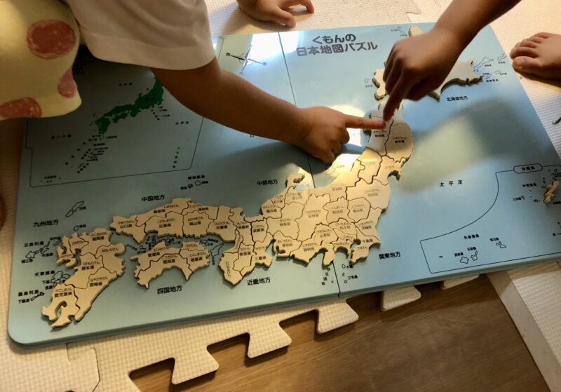 都道府県のパズルのピースを指差しているところ