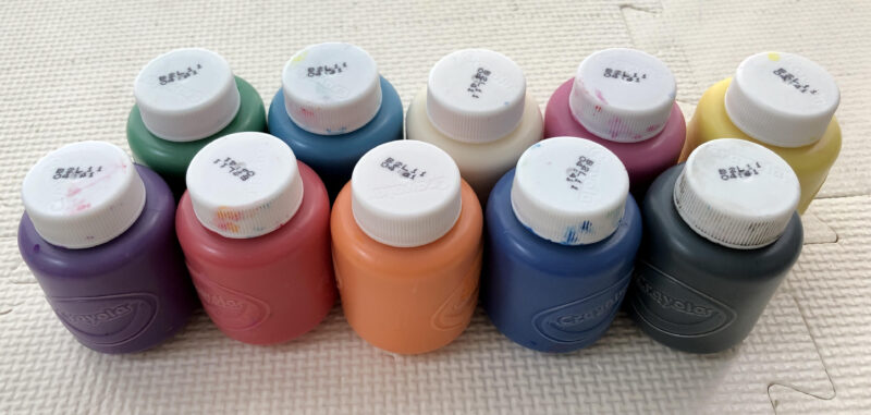 クレヨラのボトル絵の具１０色。