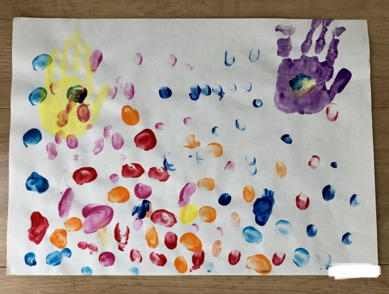 フィンガーペインティングの作品。
